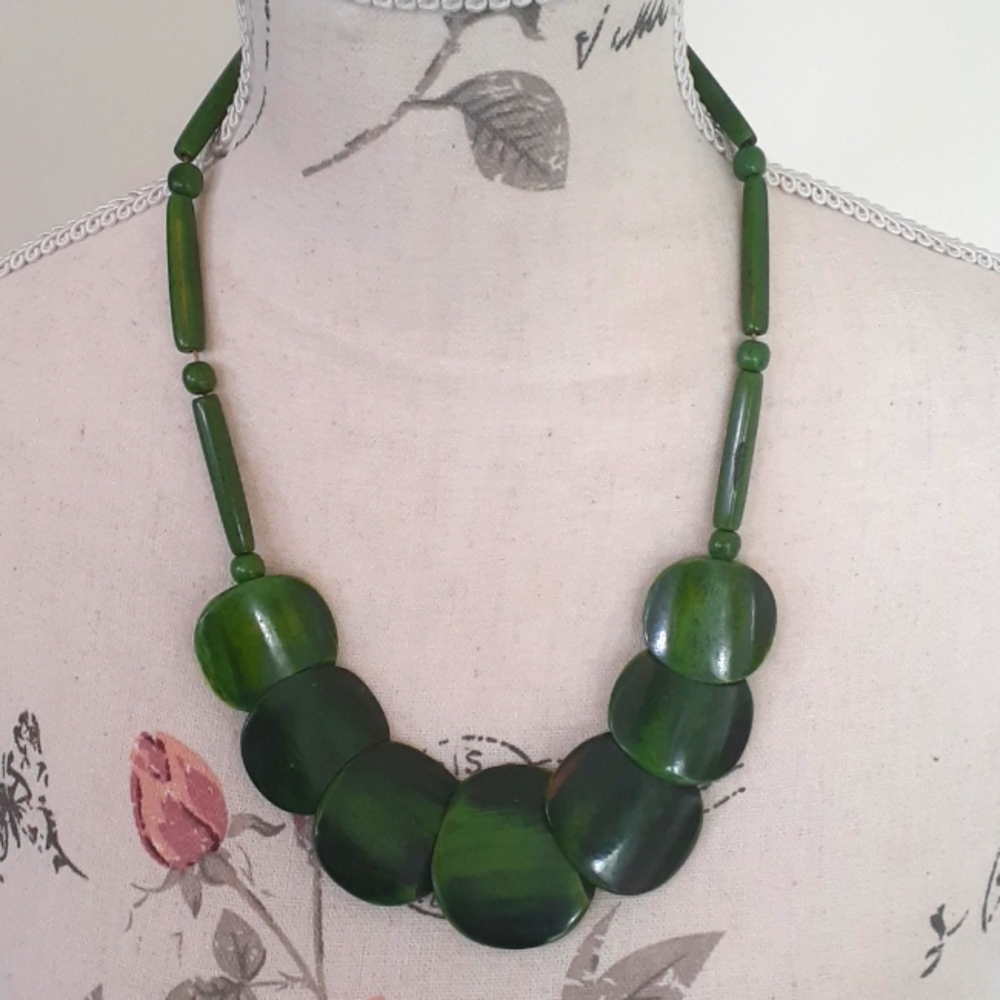 & Vintage 70s green funky wood disk Statement Necklace